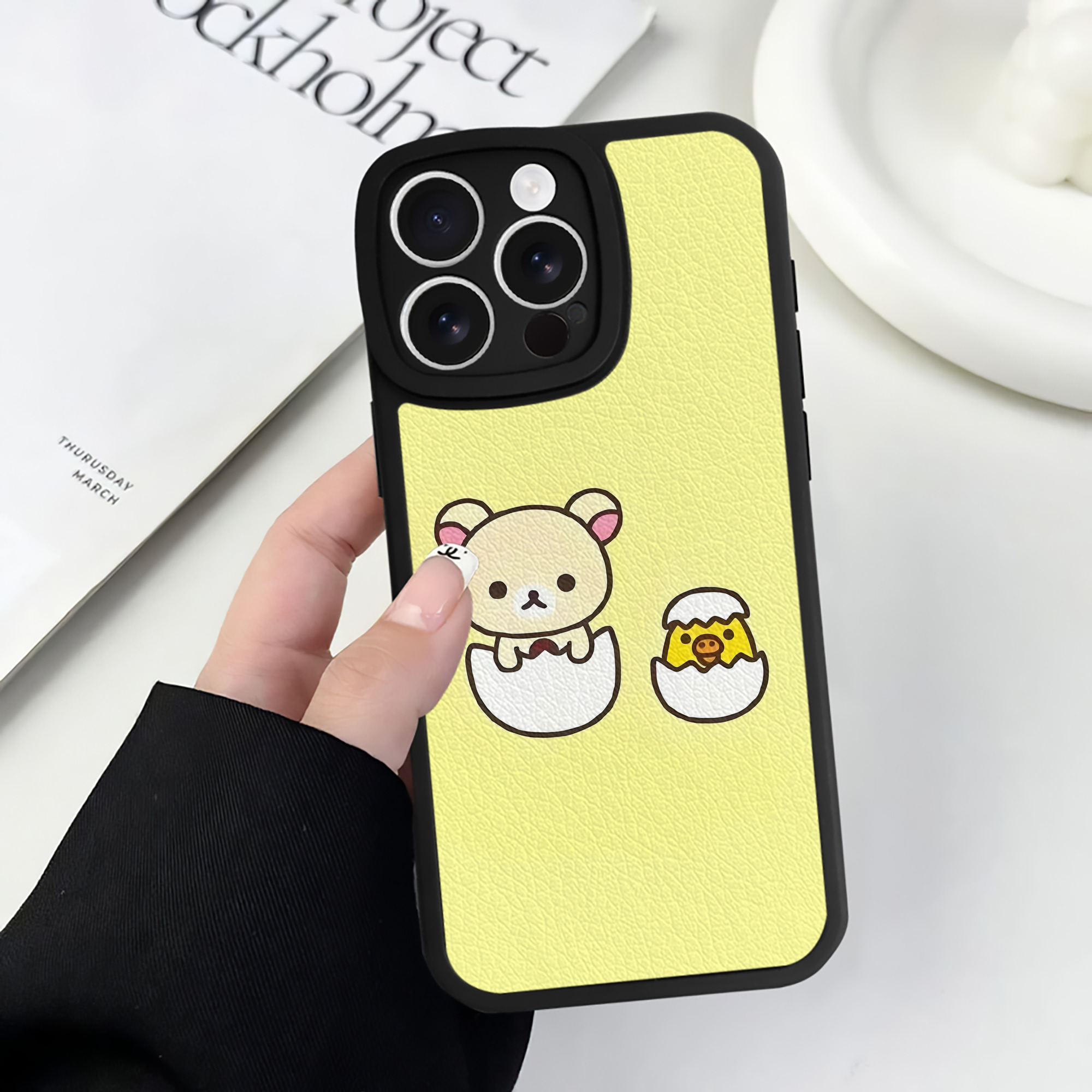 （画像用） リラックマ リラックマ キイロイトリ Rilakkuma Korilakkuma Kiiroitori 【iPhone 16シリーズ対応】シリコンスマホケース（レザー調） 材質：シリコン